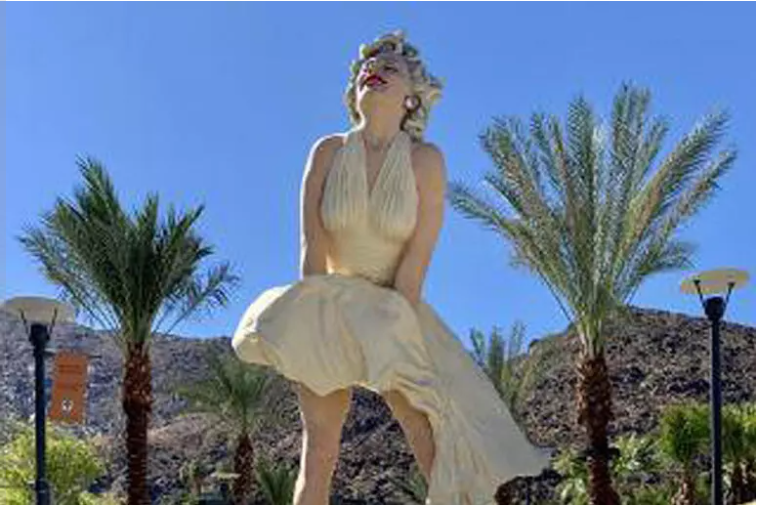 Agenzia_Ansa's tweet photo. Sarà rimossa a Palm Spring  in California la statua di Marilyn Monroe ispirata a una scena di Quando la moglie è in vacanza. Dopo una battaglia legale durata anni, la scultura, alta quasi otto metri, è stata giudicata scandalosa e sarà trasferita. #ANSA
https://t.co/jRNxQBemBZ https://t.co/miABZFkirD