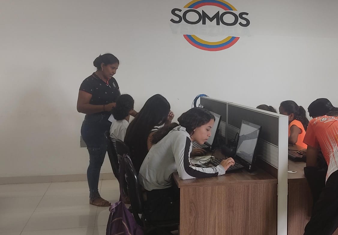 #5deAgosto
#EnDesarrollo #Formacion En el CDC Tocuyito Car51 <a href="/car51brigada/">brigada CAR51</a>
Formación en Procesador de Texto writer: Transcripción, Redactando una noticia para aplicar: estilo de página, tipo de letra, columnas de tres y insertar imagen para convertirlo en un artículo de opinión