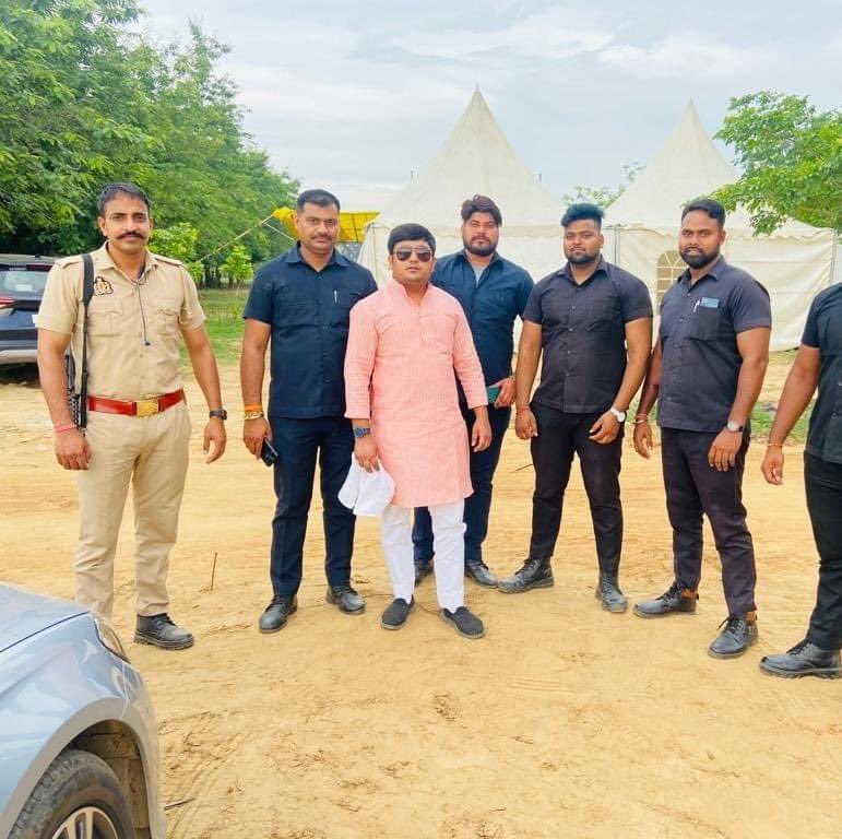 मेरे छोटे भाई प्रिंस पंडित लखनावली को जन्मदिन की हार्दिक शुभकामना। मैं तो भगवान से यही प्रार्थना करता हूँ कि जीवन में आने वाला हर एक दिन तुम को विजय पथ पर ले जाए और कभी कोई भी दुख और संकट तुमको छू कर भी ना निकले। तुम सदा हंसते और मुस्कुराते रहो।भगवान तुमको लंबी आयु दे✨✨