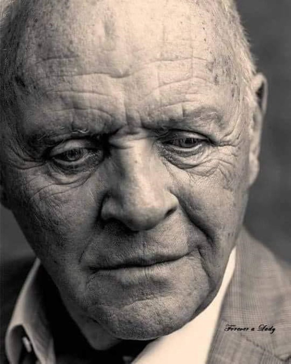 "Wir leben in einer Welt, in der Beerdigungen wichtiger sind als der Verstorbene, die Ehe wichtiger ist als Liebe, das Aussehen wichtiger als die Seele. Wir leben in einer Verpackungskultur, die Inhalte verachtet."
Sir Anthony Hopkins