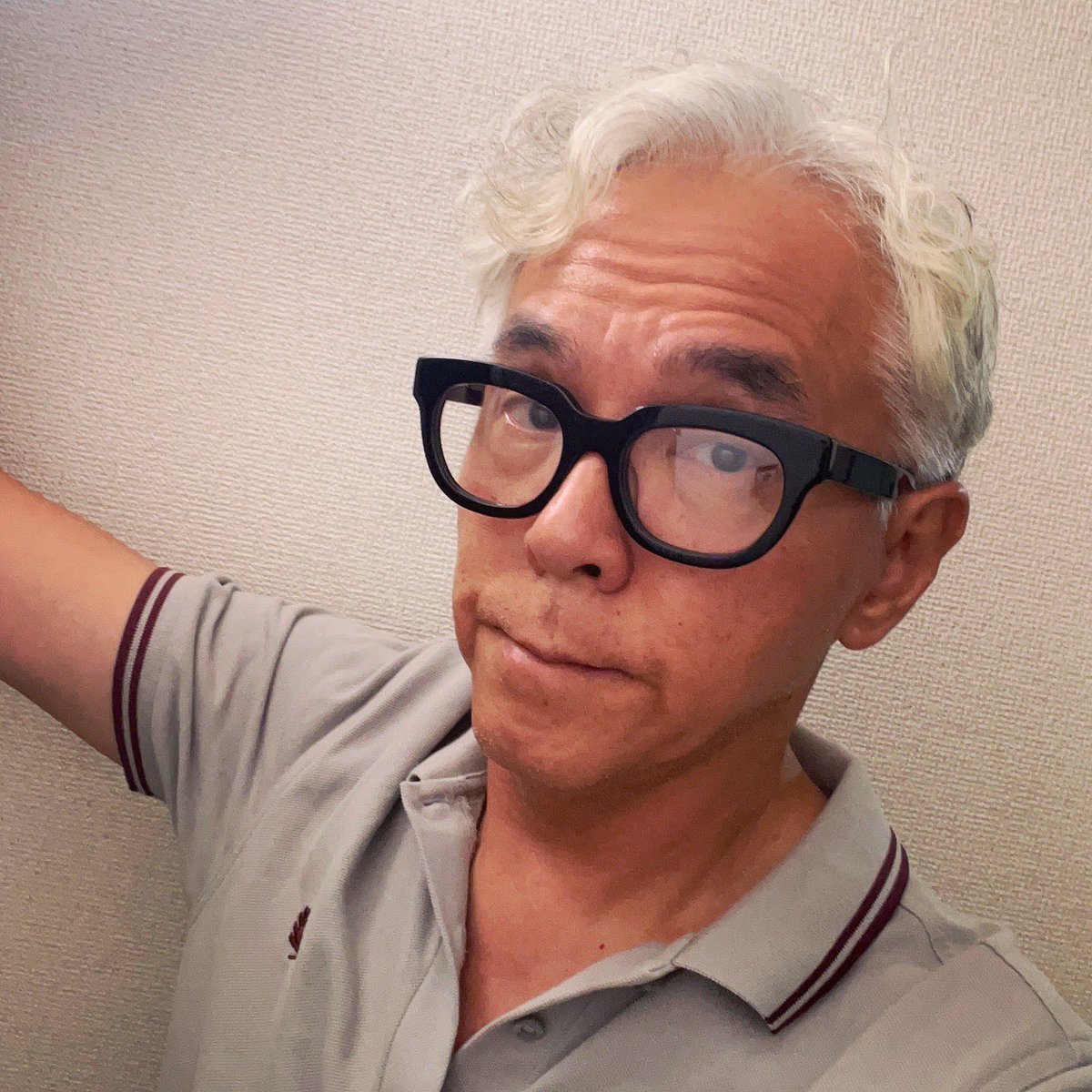 yuki_clx's tweet photo. 富士山眼鏡から到着！Appleっぽい白箱、リーフレットや保証書もオシャレ。富士山のロゴがかわいいケースは布製ポーチでした^_^
meSmartが「ミー」と「目」のダブルミーニングなのにいま気が付いた〜
髪が短くなったからより眼鏡が目立つぜ☆
#富士山眼鏡 #mesmart #眼鏡 #黒縁メガネ #セルフレーム https://t.co/zboyli3Gjc