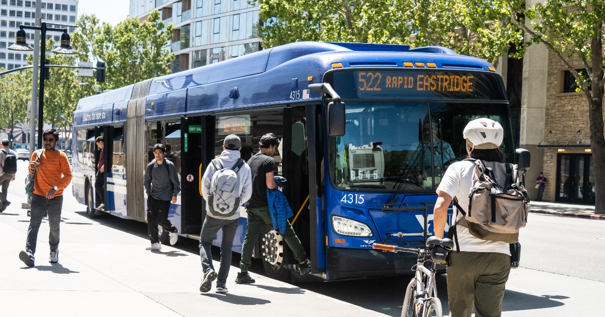 VTA's tweet image. 🚍 Big changes are coming! Get ready for VTA's August Service Changes starting Mon, 8/12. From extended service hours to new trips, we've got you covered. Check out the full details &amp;amp; plan your new commute routine today! More info: vta.org/servicechange. #HelloVTA #CommuteSmart