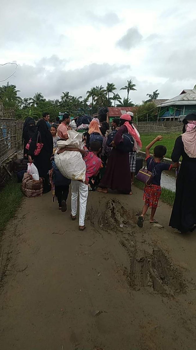 mgsawmyint's tweet photo. Thousands of Rohingya from different villages have gathered on the beach on  western side of Fezi village, seeking a way to flee to 🇧🇩 for safety and protection.
While they were gathering there with hope of fleeing to 🇧🇩, AA sent dozens of drones and attacked Rohingya civilians. https://t.co/G1ew7KMhtw