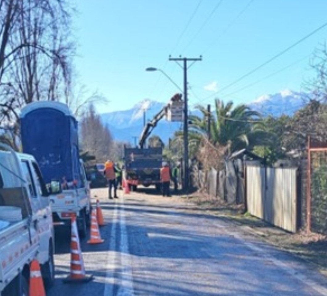 radiocondell's tweet photo. Cooperativa Eléctrica Curicó informa que se registra una falla en sectores San Carlos y Santa Laura de Teno. Equipos CEC trabajando en terreno y desplegados para normalizar servicios. Se estima en una hora suministro normalizado (imagen de contexto) https://t.co/QexpCh21LW