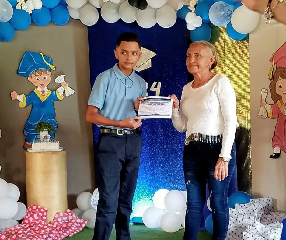 ¡Por una nueva etapa de saberes!

Niños y niñas del municipio Cabimas, recibieron sus diplomas de promoción a la educación media, con la alegría y las expectativas de vivir una nueva etapa educativa y nuevos retos académicos por superar.

#PatriaSoberanaYPlena
@nicolasmaduro