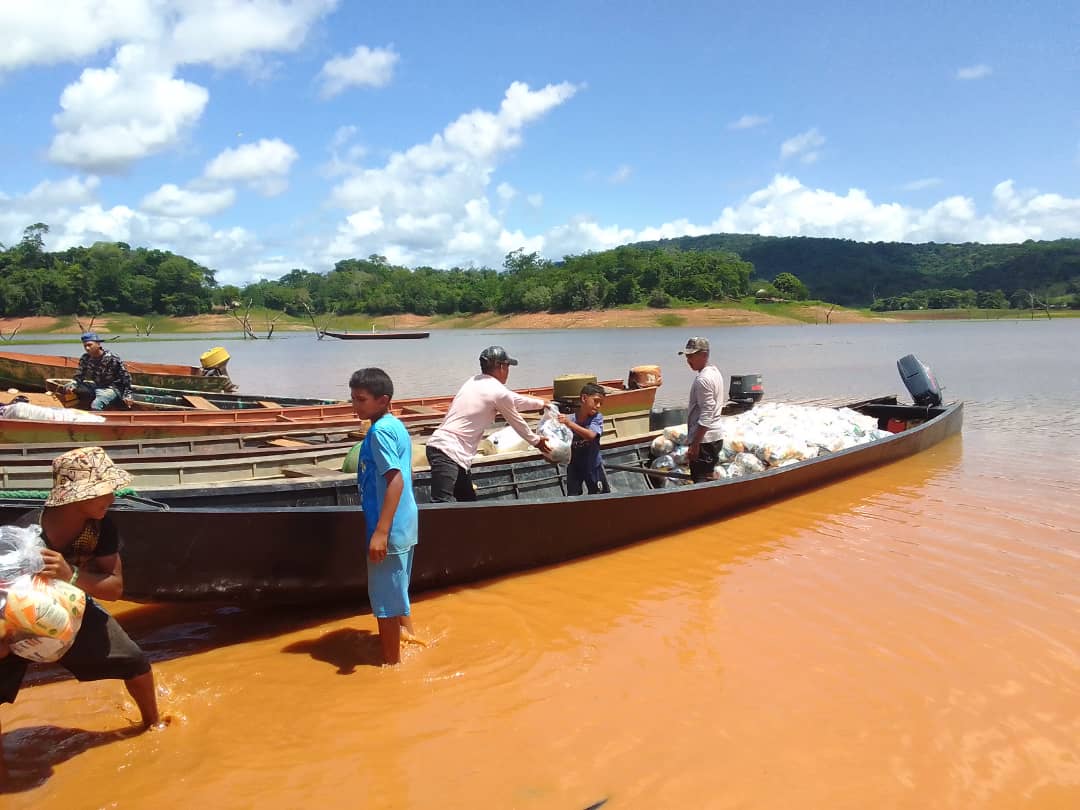ema_bolivar's tweet photo. La Misión Alimentación continúa garantizando la seguridad alimentaria a nuestros hermanos indígenas de la comunidad del plomo de la parroquia Pedro Cova del Manteco, municipio Piar, beneficiando a más de 320 familias.
#PatriaSoberanaYPlena https://t.co/EiaChosElp
