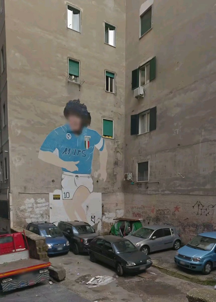 FeldiJr's tweet photo. 2008, né turisti né bandierine, il Largo Maradona è un parcheggio, i quartieri sono off-limits.
Il Napoli è tornato in A e ha comprato due promesse: Lavezzi e Hamsik.
Il fiocco di neve non esiste e la pizza a portafoglio se la mangia Gennaro, sicuramente non Ailey da New York https://t.co/fcXSm46rss