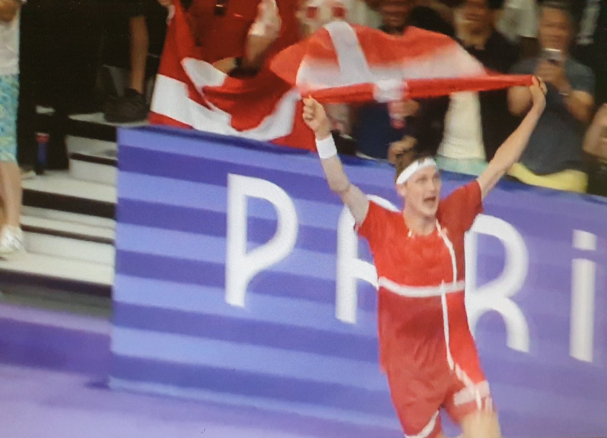 Der Titelverteidiger verteidigt seinen Titel. ♥️🥇#Badminton #ForDanmark #Paris2024