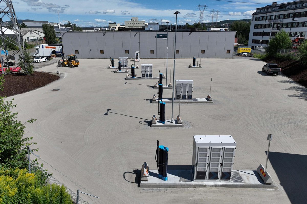 ElectriveNet's tweet image. #Fastcharge arbeitet für seine Lkw-Ladeparks mit #Kempower zusammen. Ein erster Standort in #Oslo ist bereits am Netz, weitere sollen folgen. Es soll sich um die ersten Hubs in Norwegen handeln, die ausschließlich Lkw gewidmet sind. ow.ly/yfuZ50SRaAA #Norwegen