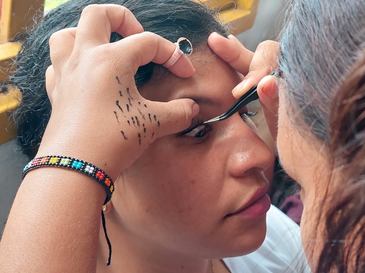 Hoy Lunes se sigue desarrollando la formación profesional de Extensión de Pestañas, dictado por la facilitadora Rosa Sánchez, donde están siendo beneficiadas más de 25 mujeres.

#PatriaSoberanaYPlena