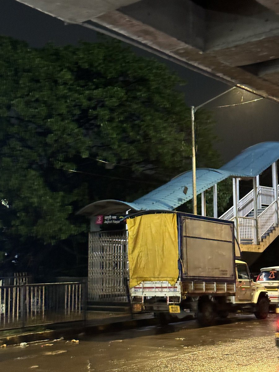 taubataubaa's tweet photo. Gates to Jagruti Nagar Metro station are locked from all sides of this very busy highway, except from the centre of the road! There is no way to go in except run for your life to middle of the road! Why?? @MumbaiMetro01 @MMRDAOfficial @mumbaitraffic @MumbaiPolice @MTPHereToHelp https://t.co/430JqgGsqP
