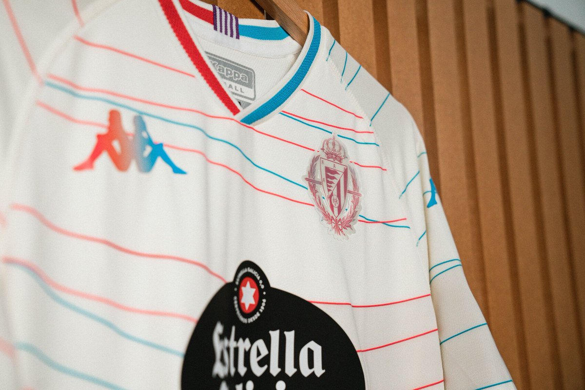 AlvaroRamos00's tweet photo. 🟣 𝐑𝐄𝐀𝐋 𝐕𝐀𝐋𝐋𝐀𝐃𝐎𝐋𝐈𝐃 ⚪️

Vuelve el escudo que nunca debió irse, pero me falta algo más de blanco en la primera para ser casi perfecta.

Con la segunda lo voy a decir; si la saca el Venezia os volvéis locos. https://t.co/68vruKGn4z