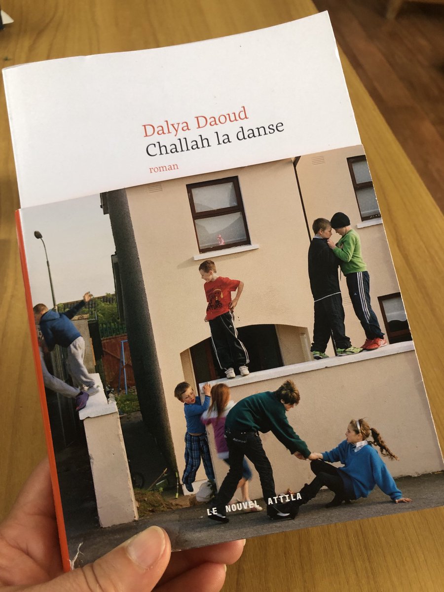 Un régal ! 
Des instantanés des années 80/90, la vie d’une famille, d’un village, de ses communautés.
De l’humour, de la justesse, et beaucoup de tendresse pour ses personnages. 
Bravo, ⁦@dalyadaoud⁩ Daoud, je l’ai dévoré !