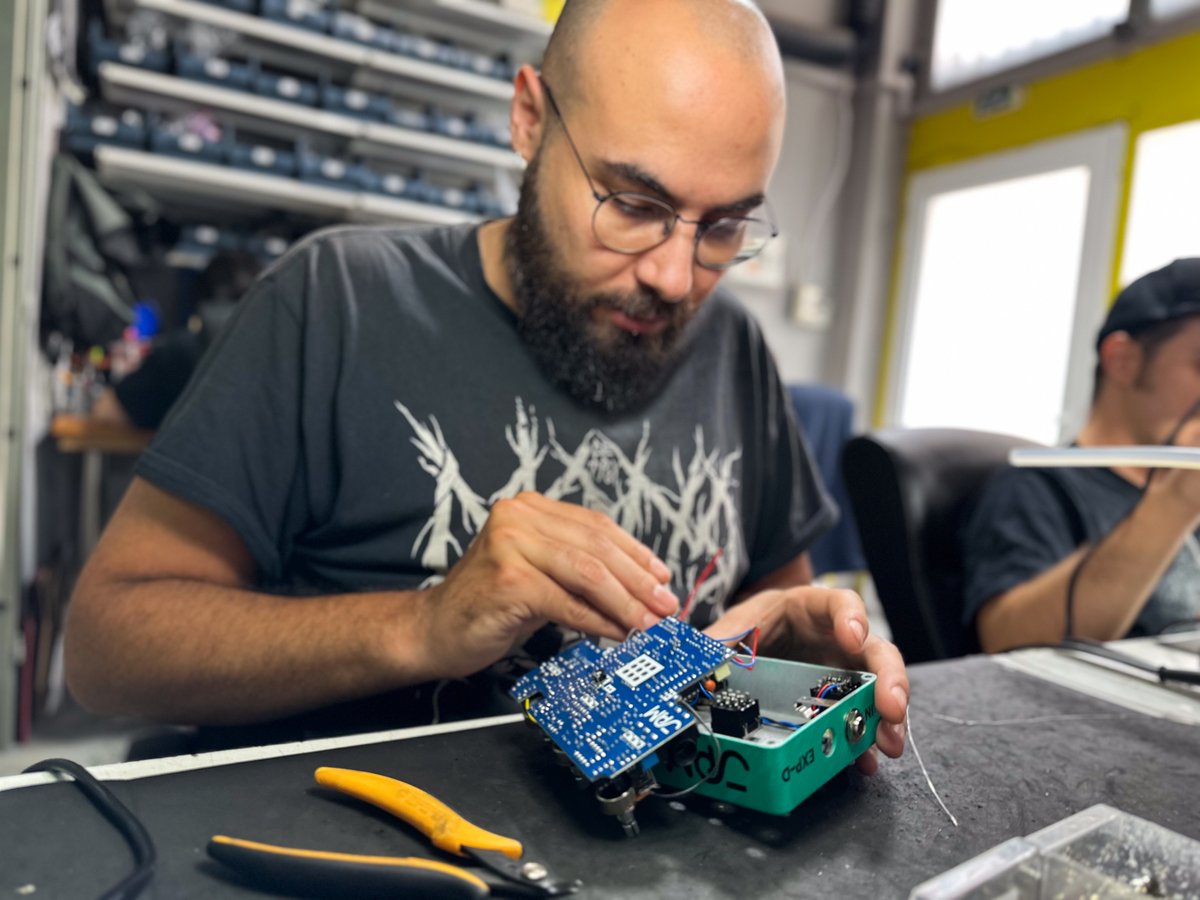 jampedals's tweet photo. Here's Nontas working on a recent batch of Ripply Falls.
Truly handmade.
One pedal at a time.

#jampedals #ripplyfall #pedaloftheday #handmadepedals #trulyhandmade #jam #guitar #guitarpedals https://t.co/mCE61Kzk8J