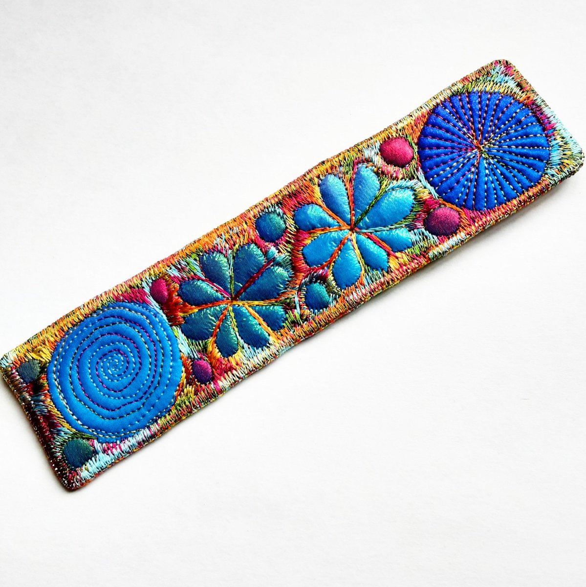 SueTrevor3's tweet photo. Bookmarks - Textile with Machine Embroidery Boo... - Folksy https://t.co/pZm41nSkZY #newonfolksy https://t.co/vqUODJsxBB