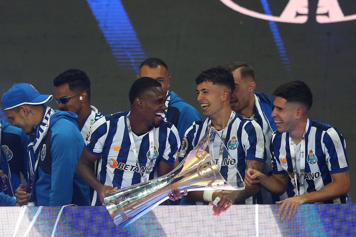 É CAMPEÃO! Feliz em seguir colocando nosso nome na história. Título conquistado na superação e entrega de todo o time. Vamos, @fcporto! 💙🙏🏾