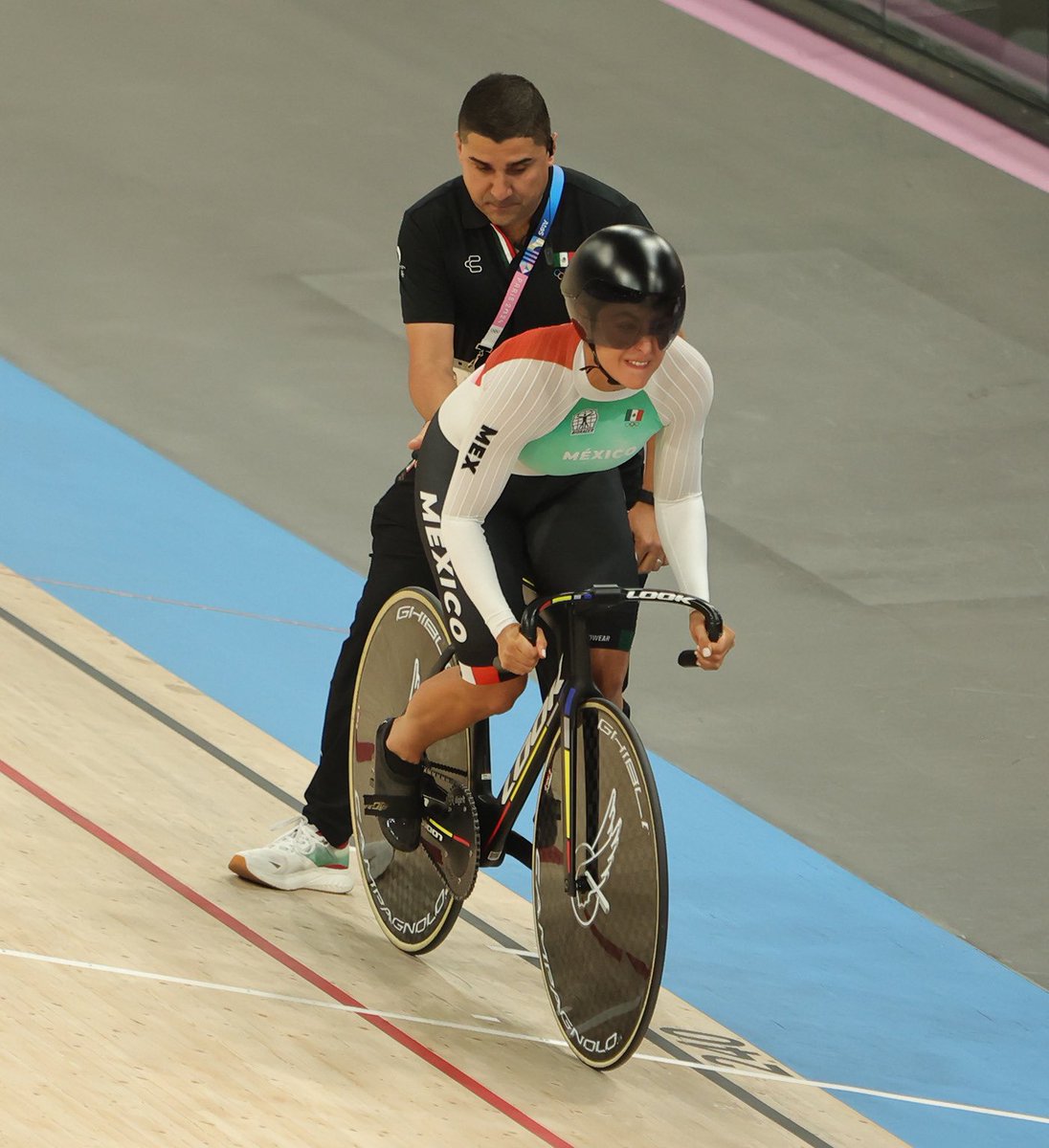 conadeoficial's tweet photo. 🇲🇽 🚴‍♀️ | El Velódromo Nacional inicia sus actividades con la clasificación de la prueba velocidad por equipos femenil; México compite con:

Daniela Gaxiola
Yuli Verdugo
Jessica Salazar

🔸Ocho equipos disputan las medallas en los #JuegosOlímpicos #Paris2024. https://t.co/u7sjoTE6S8