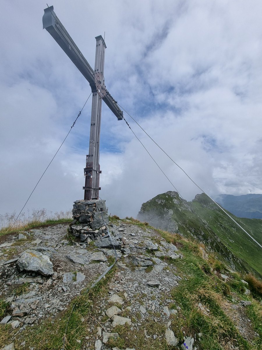 la_ontel's tweet photo. Auf dem Standkopf (2241m, 14:15), und dann noch etwas anspruchsvoller rüber auf den Tapenkopf (2206m) - Gipfelbuch in traurigem Zustand, Oberteil der Behausung scheint verschwunden.. https://t.co/0X9tWydBWb