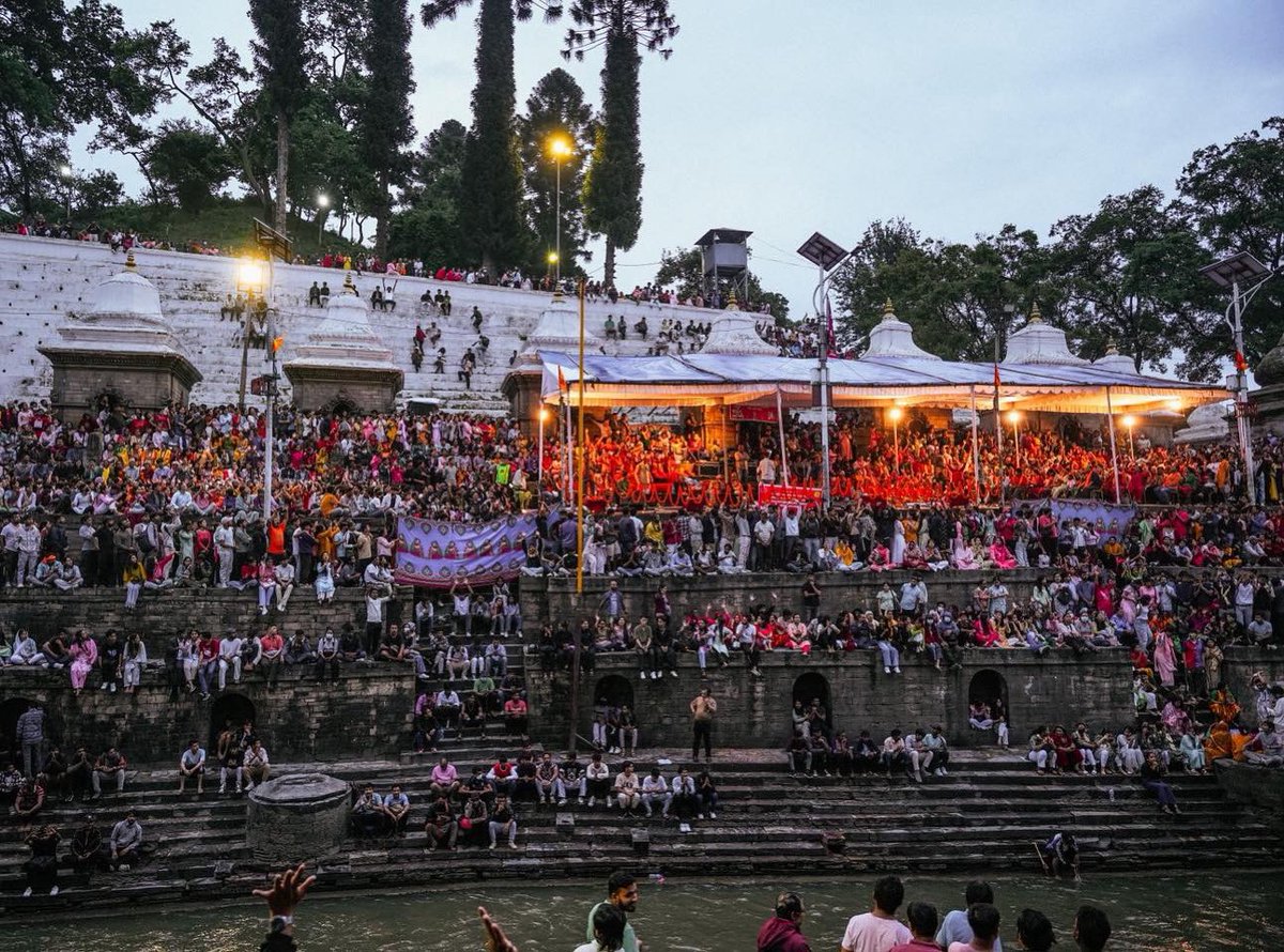 पशुपति सन्ध्या आरति हुन थालेको आज १७ वर्ष पूरा भएको छ । सोमबार अनि पशुपतिनाथको १८ वर्षे विशेष सन्ध्या आरति !🕉️🙏

Pic. @suraj__dhami_