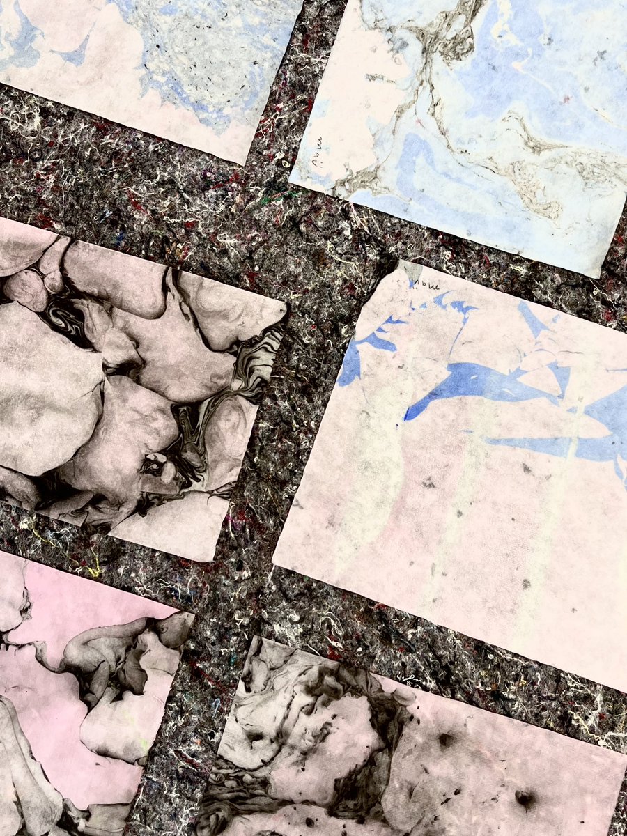 日本海のすぐ側で開催された中国出身、ベルリン在住のジェイ・ウーさんの墨流しワークショップへ。こどもたちに混ざるいい大人一名。墨汁と絵の具を浮かべたたらいには海水。目がぱちりと冷める感覚。