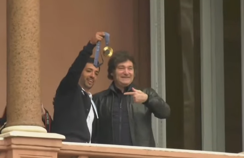 ElTrumpista's tweet photo. ALGUIEN PUEDE PENSAR EN LOS KUKAS? https://t.co/BHuVZKarZw