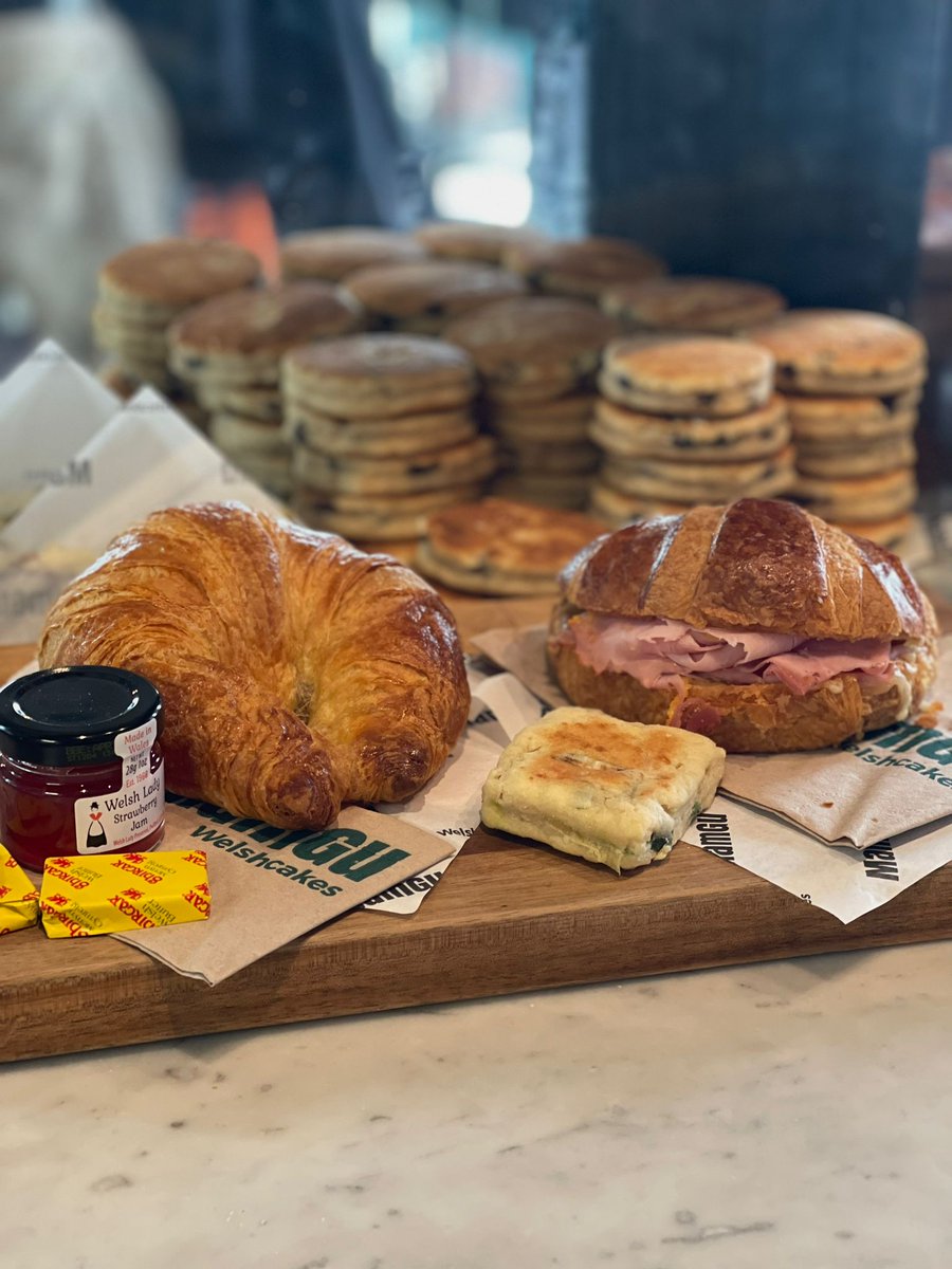 MamGuWelshcakes's tweet photo. Which croissant's yours? 🥐😋

🍓 Sweet Strawberry Jam
🧀 Savoury Ham &amp; Cheese

#Saundersfoot #SaundersfootHarbour #Pembrokeshire #CoffeeShop #Cafe #VisitPembs #VisitWales https://t.co/bI9fQhoe8Y