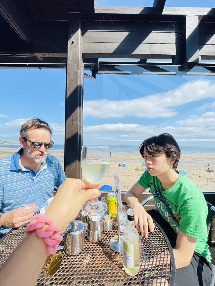 fellowsayupetal's tweet photo. 2時間半ドライブしてWhitbyというシーサイドに到着🏖️
ビーチカフェでカニサラダ食べて
その後ダーリンは海岸沿いでゴルフ🏌️‍♀️
Ayuと王子はビーチでまったり🥰
さっきホテルにチェックイン
めちゃ良い🙌
もうすぐダーリン迎えに行きます〜

Loving the gorgeous weather ☀️ https://t.co/aGxpVqwgua