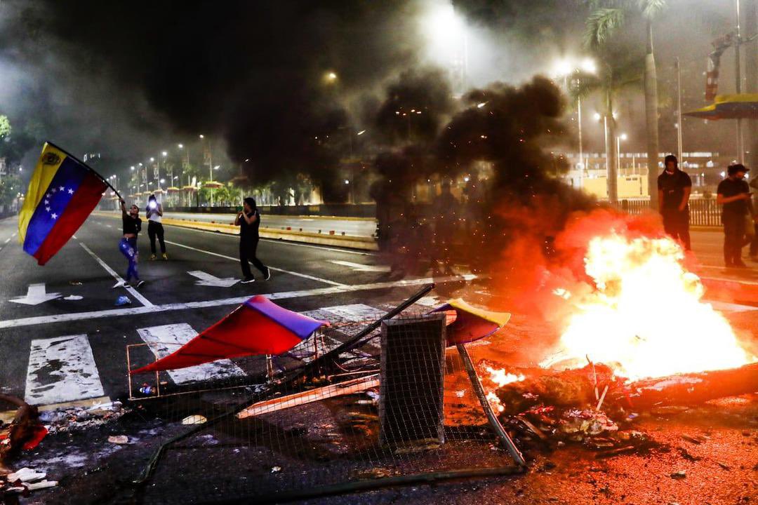 ZuliaInfocentro's tweet photo. #Entérate | Laboratorios psicológicos y medios de comunicación hegemónicos promueven violencia en Venezuela.

Estas acciones son financiadas por la oposición fascista venezolana y norteamericana. 

Detalles➡️https://t.co/iIwJXvw0pv

#VenezuelaPazYJusticia https://t.co/o2wDSgDqR1