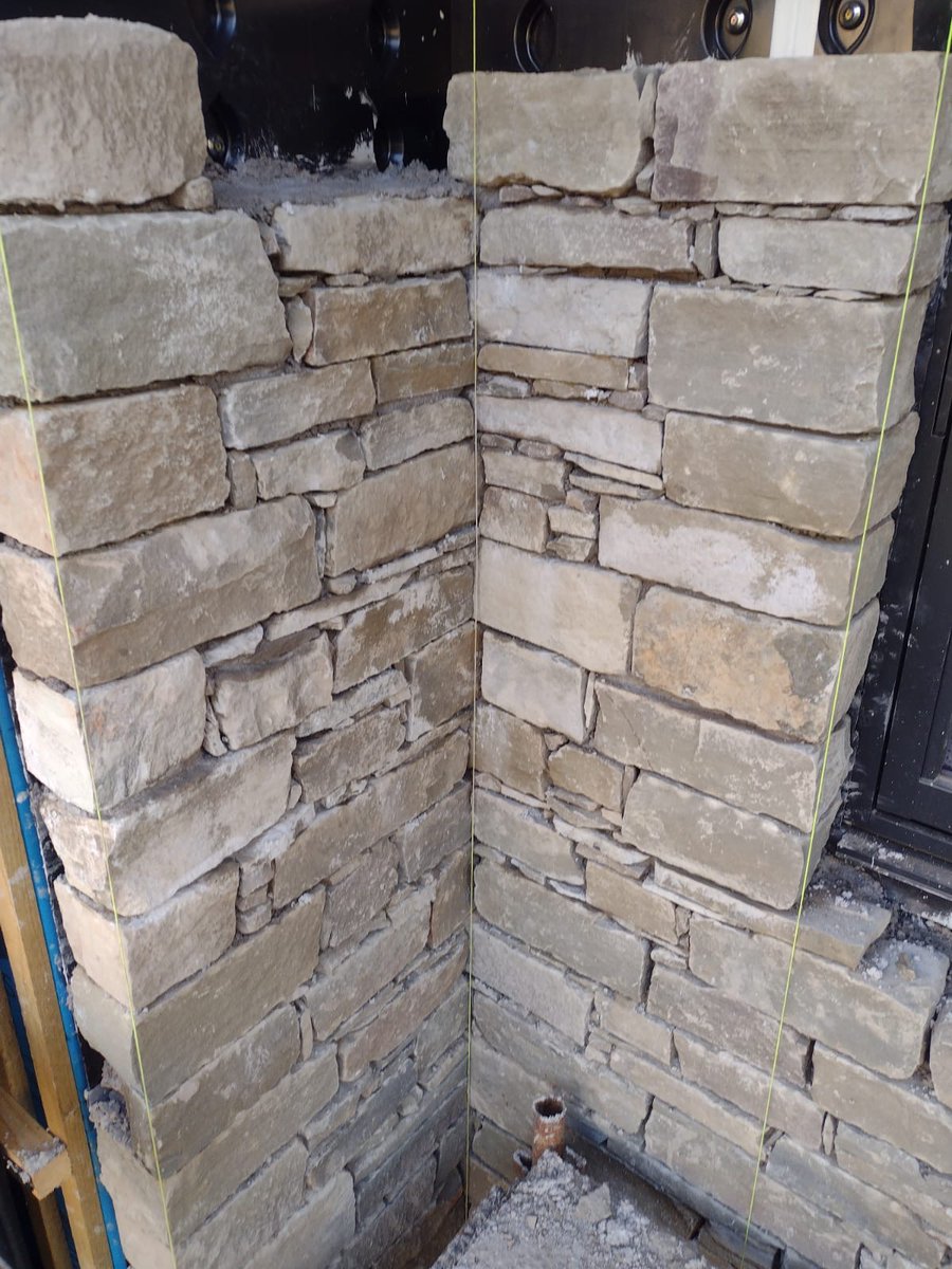 jmlcontracts's tweet image. Our #stonemasons were working with some lovely materials from @denfindstone today. They’ve made a neat job of this back bedded #stonecladding on one of our @jmlsips turnkey builds. #newbuild #selfbuilder