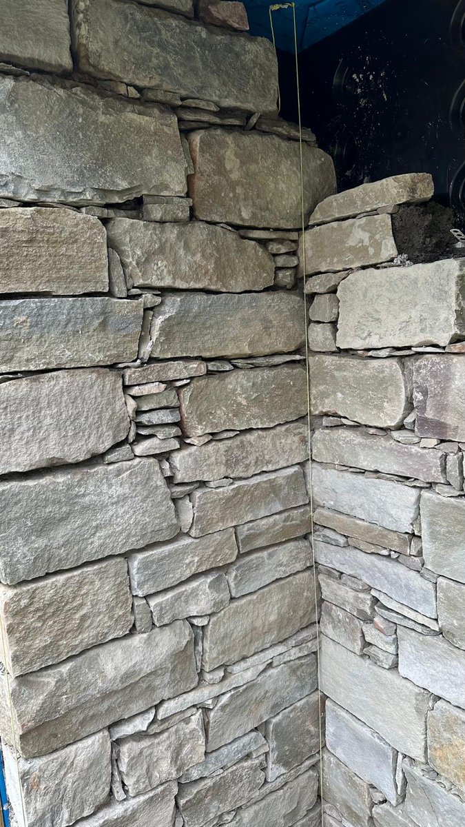 jmlcontracts's tweet image. Our #stonemasons were working with some lovely materials from @denfindstone today. They’ve made a neat job of this back bedded #stonecladding on one of our @jmlsips turnkey builds. #newbuild #selfbuilder
