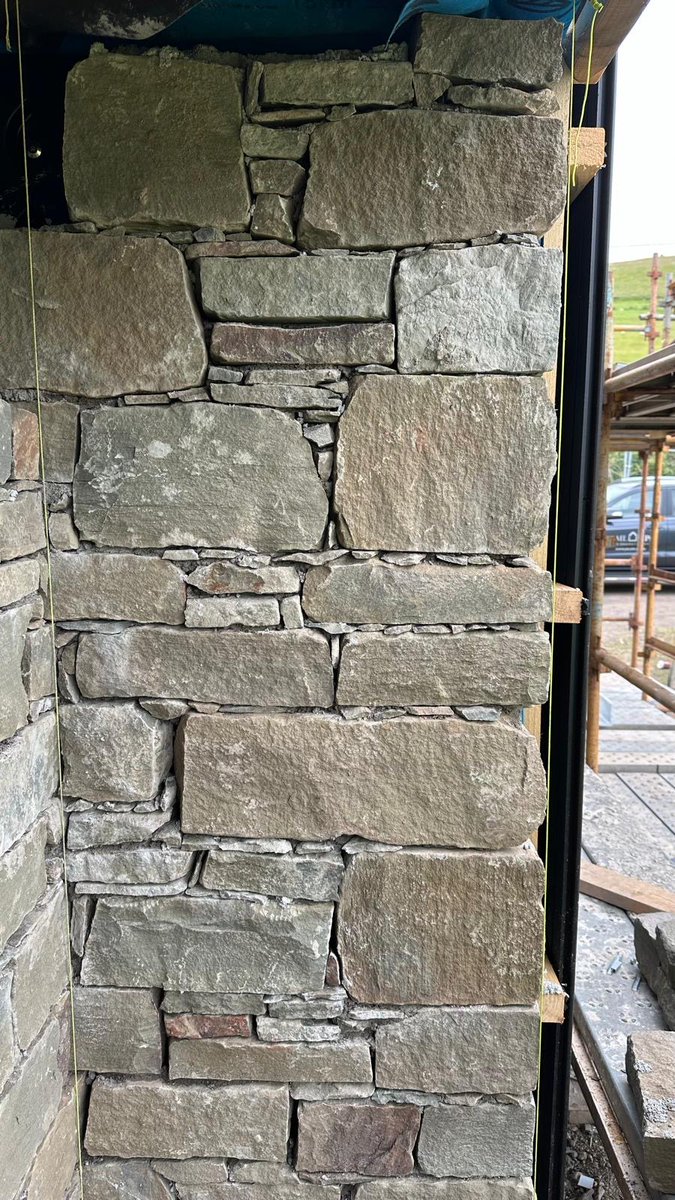 jmlcontracts's tweet image. Our #stonemasons were working with some lovely materials from @denfindstone today. They’ve made a neat job of this back bedded #stonecladding on one of our @jmlsips turnkey builds. #newbuild #selfbuilder