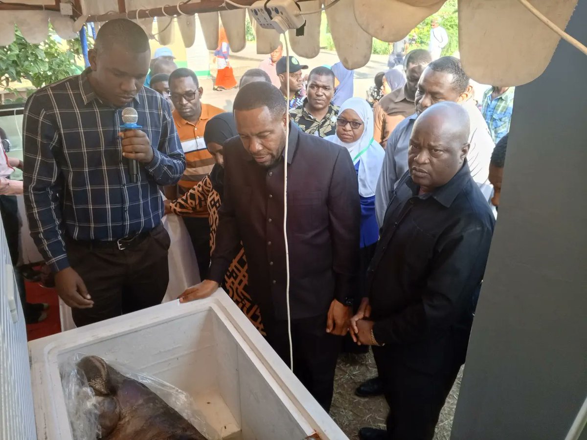 SPIKA wa Baraza la Wawakilishi Mheshimiwa Zubeir Ali Maulid akipata maelezo kutoka kwa watendaji wa Wizara ya Uchumi wa Buluu na Uvuvi Leo tarehe 05 Agosti, 2024 wakati alipotembelea Banda la Wizara katika Maonesho ya 7 ya Kilimo Zanzibar huko Dole Wilaya ya Magharibi 'A' Unguja.