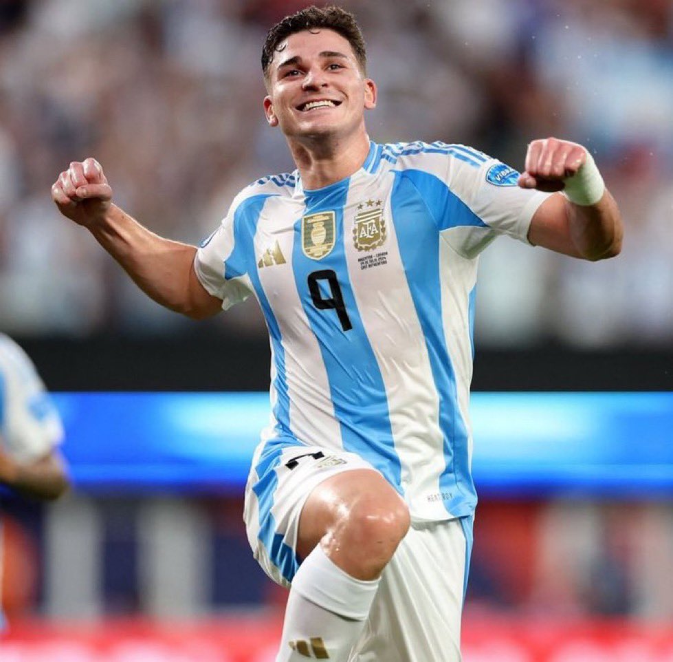 BarcaAlldays's tweet photo. 🗞️🚨 #MCFC-#Atleti :
▪️#AtleticoMadrid close to striking deal with #ManCity to sign #Julian #Alvarez.
▪️Not fully agreed but now in sight - clubs negotiating final price & payment terms. Would be at least 5x £14m #MCFC paid in 2022.⌛️💰
▪️Julian #Alvarez progress has resulted in #AtleticoMadrid softening stance on Samu #Omorodion sale + #Chelsea working on deal to sign 20yo striker for ~€40m.
🎙️@David_Ornstein