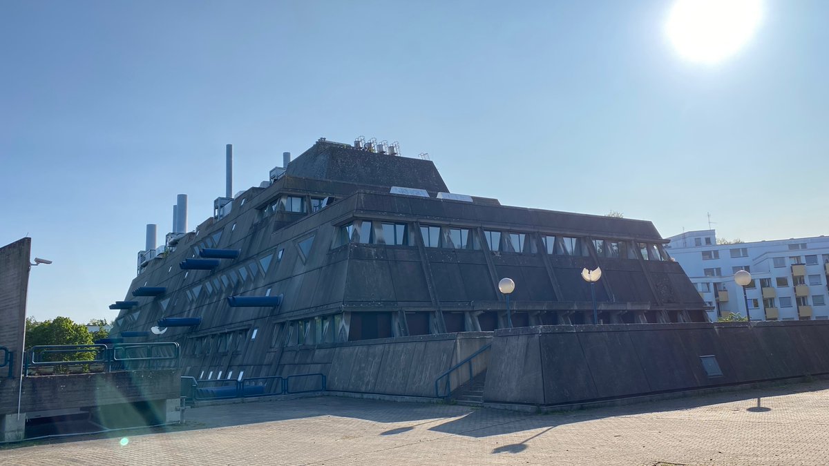 #Mäusebunker – wie geht es weiter?
Das ehemalige zentrale Tierforschungslabor der Freien Universität in der Krahmerstraße – liegt aktuell (noch) inaktiv in der Sonne. Wie könnte es dort in der Zukunft weitergehen? #steglitz #brutalismus #architektur
kulturinsz.de/cms/architektu…