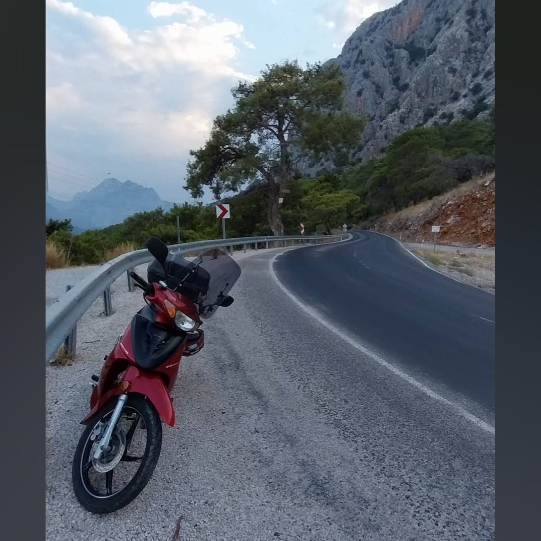 Sultane_5's tweet photo. مااصعب ان يتحول الانسان من ��خص مرح ومتفائل ومحب للحياة إلى كتلة من الصمت والانعزال ..💔🥀 https://t.co/5oVuY0V23E