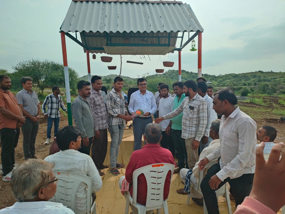 TDOBhavnagar's tweet photo. માન.વડાપ્રધાનશ્રી દ્વારા શરુ કરાયેલ 'એક પેડ માં કે નામ' અભિયાનને ચરિતાર્થ કરવા ભાવનગર તાલુકાના નવાગામ ખાતે @BhavnagarDdo સાહેબશ્રી, પર્યાવરણ પ્રેમી, પદાધિકારીશ્રી, ગ્રામજનો દ્નારા 500 વૃક્ષોનું વૃક્ષારોપણ કરી કાર્યક્રમની ઉજવણી કરેલ@CMOGuj @Collectorbhav @BhavnagarDdo @InfoGujarat https://t.co/pKwuD3pFiF