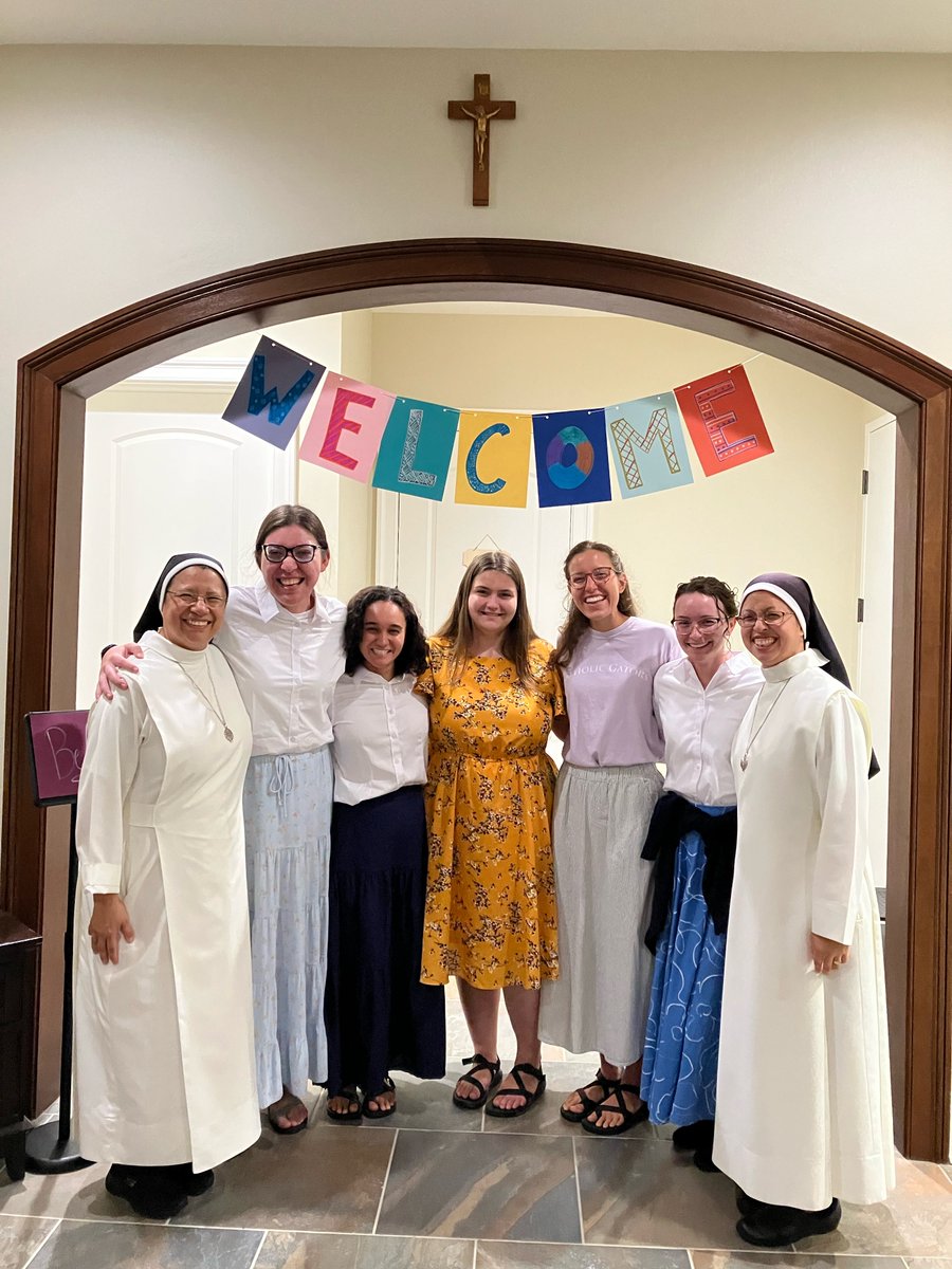 They have arrived! 
Yesterday, we welcomed 5 young women to our Mercedarian Family! Please pray for them as they prepare to enter Postulancy on Wednesday! More photos: 
instagram.com/p/C-RQ65pvE4A/…