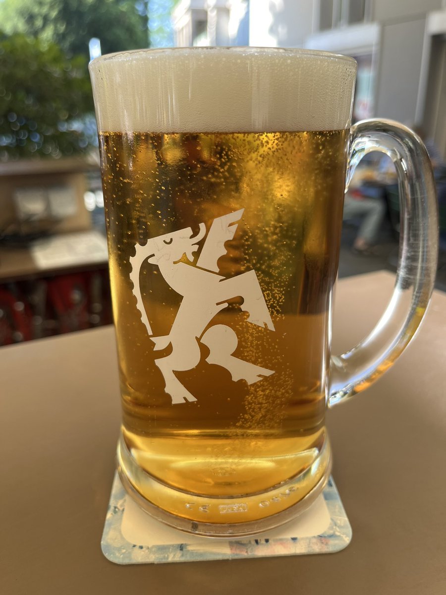 Herr_Herzberg's tweet photo. @Ed_vom_Knopf Sofort etwas unternehmen, sonst können wir nicht anstossen…
#Chur #Schweiz #Netthier https://t.co/uPF2fDRdyd