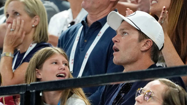 dimeth_de's tweet photo. Tom Brady made a surprise appearance at the Paris Olympics to support gymnastics icon Simone Biles, creating a buzz among fans as he cheered her on during the climactic final day of her routine.
#Paris2024 https://t.co/F0HEbgHQzE
