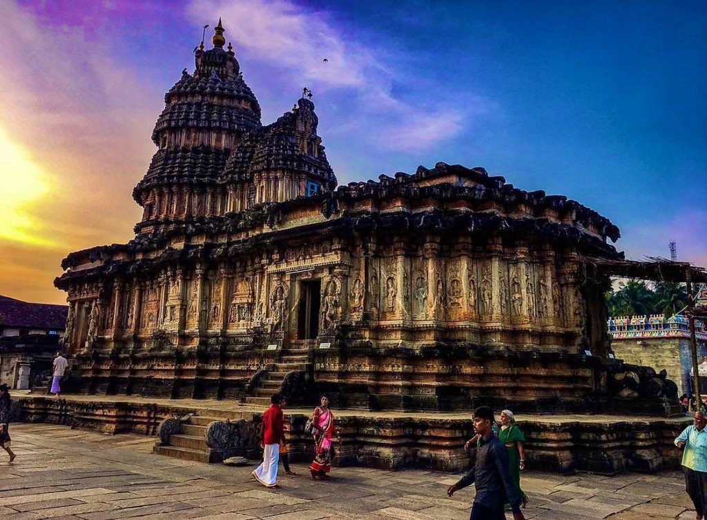 SLBhyrappa's tweet photo. “ಎಲ್ಲ ಹೆಣ್ಣು ದೇವತೆಗಳೂ ಶಕ್ತಿಯ ಸ್ವರೂಪವೇ. ಜಗತ್ತಿನ ಸೃಷ್ಟಿಯಾಗಿರುವುದು ಈ ಶಕ್ತಿಯಿಂದ. ನಮ್ಮನ್ನೆಲ ಆವರಿಸಿರುವ ಮಾಯೆಯೂ ಈ ಶಕ್ತಿಯೇ. ನಿನ್ನ ಮಾಯೆಯಿಂದ ನನ್ನನ್ನು ಮುಕ್ತಗೊಳಿಸೆಂದು ನಾವು ಪ್ರಾರ್ಥಿಸಬೇಕು ಎಂದು ಗೋವಿಂದಭಗವತ್ಪಾದರ ಶಿಷ್ಯರೂ, ಅದ್ವೈತ ಸಿದ್ಧಾಂತದ ಪ್ರವರ್ತಕರೂ ಜ್ಞಾನಮಾರ್ಗಿಗಳೂ ಆದ ಶಂಕರಯತಿಗಳು ಬೋಧಿಸುತ್ತಿದ್ದರು.” https://t.co/4q7u9aspvb