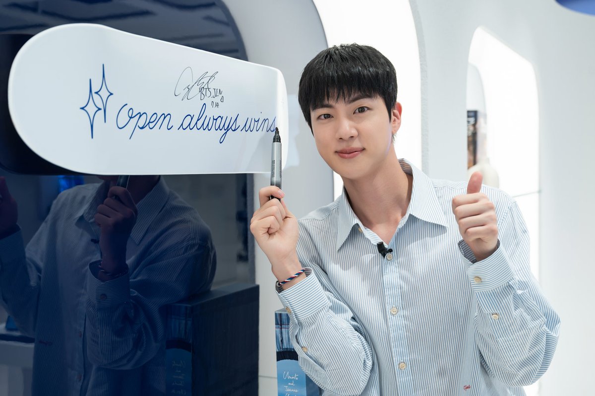 SamsungFR's tweet photo. Comme #Jin, passez nous voir au Samsung Olympic Experience Pop up, au 125 avenue des Champs-Élysées et au square Marigny. Peut-être trouverez-vous son autographe caché ?
 
#BTS #Samsung #Paris2024 https://t.co/boFSh41tMY