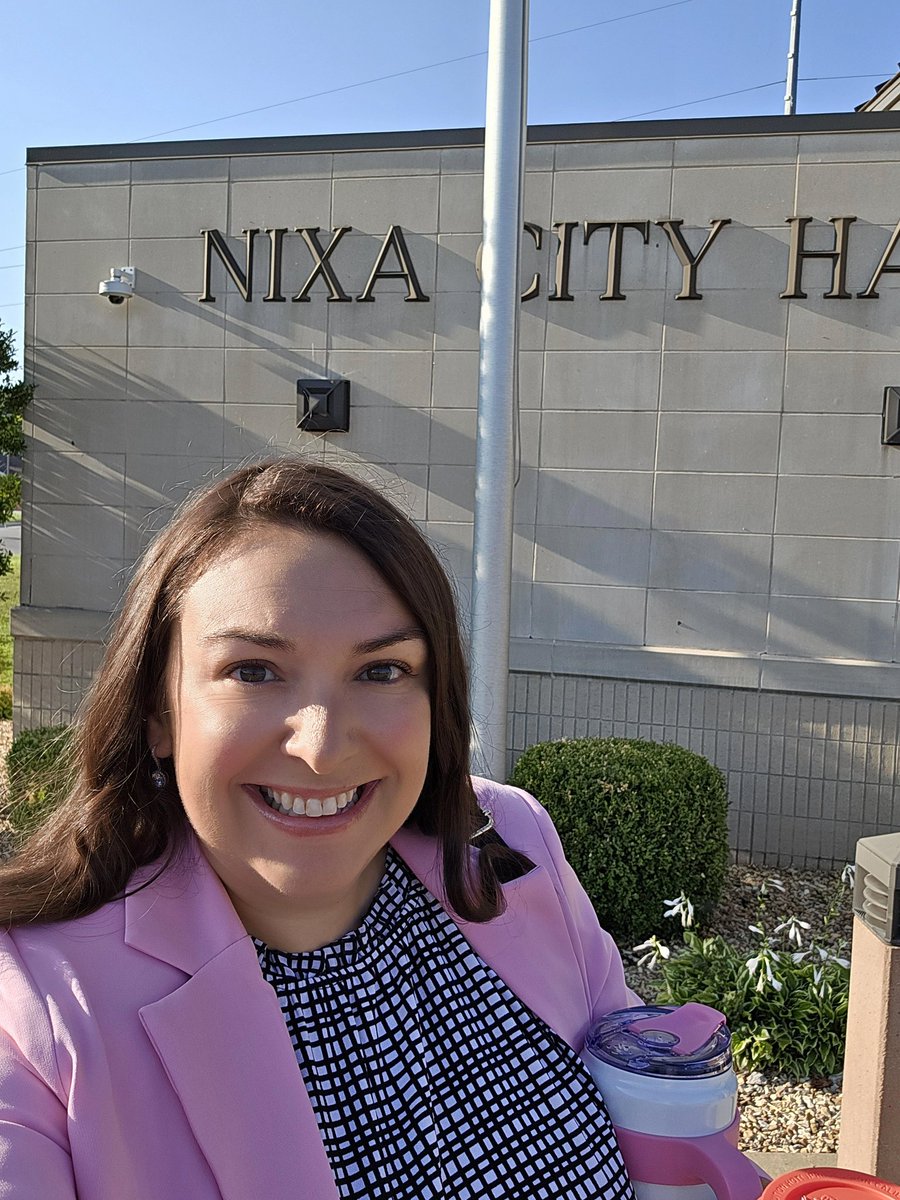 SumRJones's tweet photo. First Day on the Job! #Nixa #CommunicationsDirector https://t.co/mI3RNebqCT