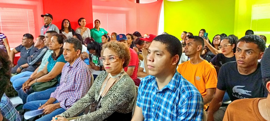 Desde @MinagrourbanaV, el #MovimientoAgrourbano se reunió con la Ministra de Agricultura Urbana <a href="/jhoagaby/">Jhoanna G Carrillo M</a> para un conversatorio por la #Paz. Analizamos los años de lucha de la #RevoluciónBolivariana y sus logros para #Venezuela.
¡Juntos por un futuro mejor!
#PatriaSoberanaYPlena