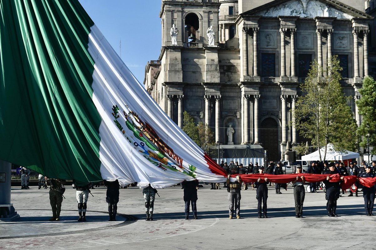 delfinagomeza's tweet photo. 🇲🇽 Excelente inicio de semana. | El primer lunes de cada mes realizamos el Izamiento de Bandera con el Gabinete del Gobierno del Estado de México, en un acto cívico para honrar a nuestros símbolos de identidad mexicana.

#ElPoderDeServir https://t.co/IxMK5hnI3m