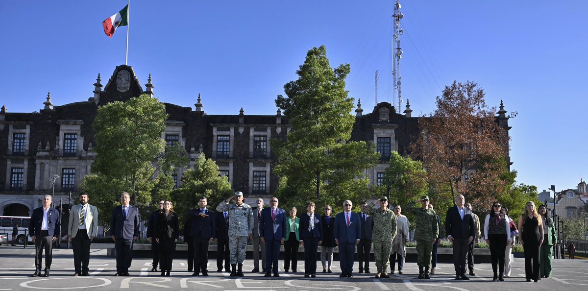 delfinagomeza's tweet photo. 🇲🇽 Excelente inicio de semana. | El primer lunes de cada mes realizamos el Izamiento de Bandera con el Gabinete del Gobierno del Estado de México, en un acto cívico para honrar a nuestros símbolos de identidad mexicana.

#ElPoderDeServir https://t.co/IxMK5hnI3m