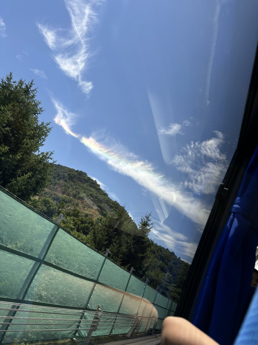 雲に虹がかかってた🌈
夏って感じがする