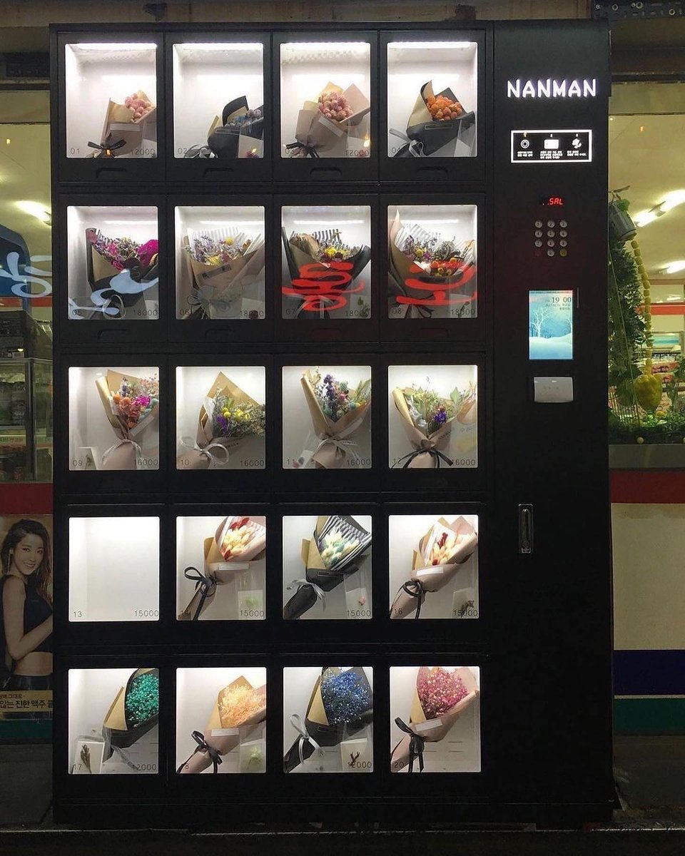 viewsfrance's tweet photo. Un distributeur de fleurs à Séoul, en Corée du Sud. https://t.co/bRqOrBzxFo