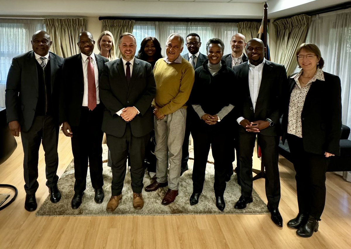 Full day of briefings with #TeamHomeAffairs, capped off by a constructive meeting with Business Unity and Leadership SA. By working together, we are determined to turn this department into a jet-engine of economic growth and job creation.