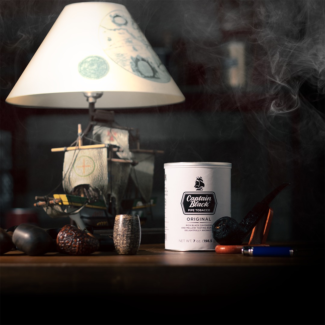 CaptBlackPipe's tweet photo. The classy way to indulge — sailboat lamp optional. #CaptainBlack #Original
#CaptainBlack #CaptainBlackOriginal #PipeTobacco #PipeTobacco #TobaccoPipe #PipeSmoker #Vintage #AromaticTobacco https://t.co/DC5RPGPikP