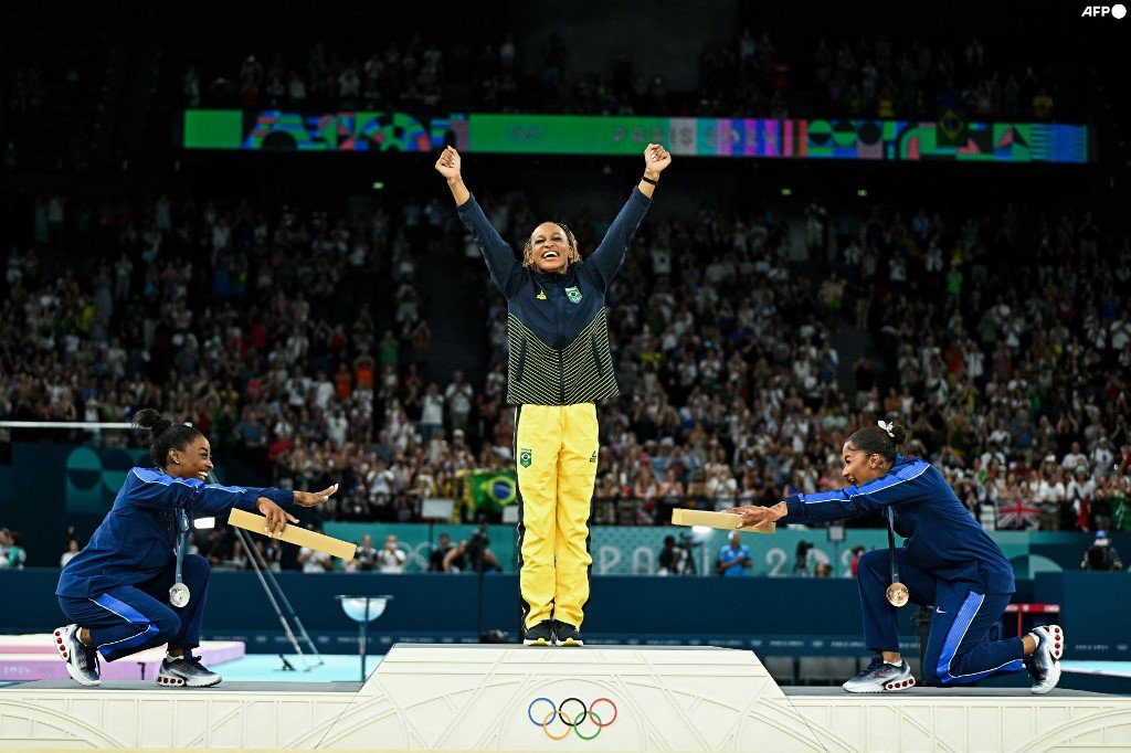 InvictosSomos's tweet photo. La brasileña Rebeca Andrade le ganó LA MEDALLA DE ORO a Simone Biles en la gimnasia de suelo en los Juegos Olímpicos de París 2024. ¿Qué hizo la mejor gimnasta de todos los tiempos? Junto a su compatriota Jordan Chiles, Simone le hizo una reverencia en pleno podio a la leyenda sudamericana. Esto es lo que genera el deporte. Esto es lo que genera el olimpismo. Y esto es lo que genera la verdadera grandeza. Saber ganar, saben perder. Imagen para la historia. LA FOTO DE FOTOS.